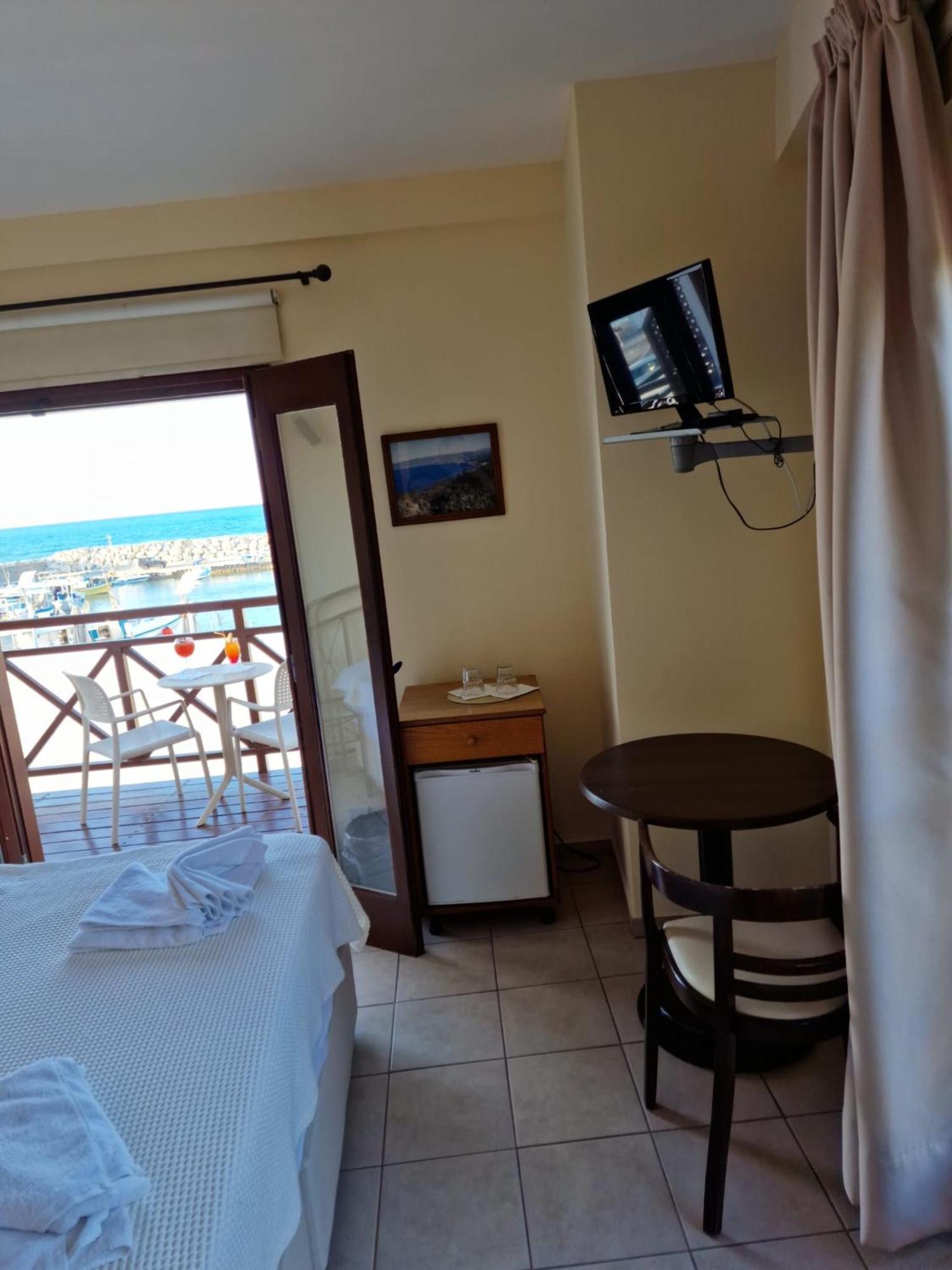 Y & P Latchi Hotel Chambre photo